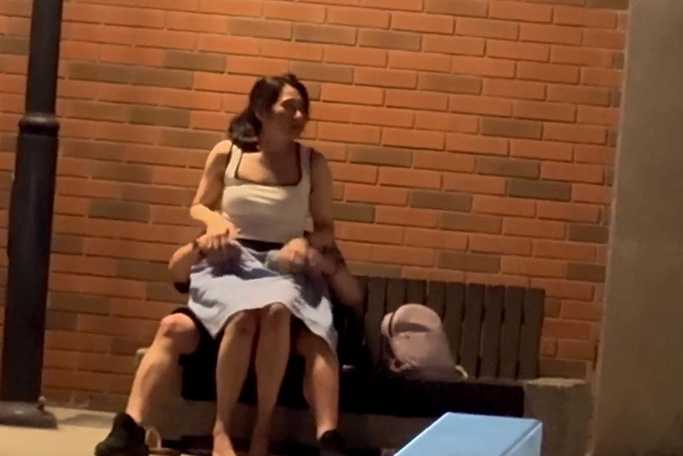 台湾基隆港微笑步道上演活春宫爱抚男下女上嘿咻画面曝光.