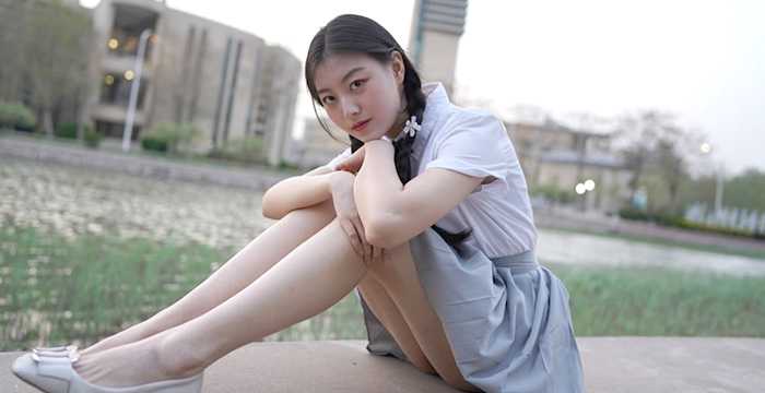 白金泄密中国某航空大学空姐，被土豪包养3P泄露小穴也是非常水嫩.