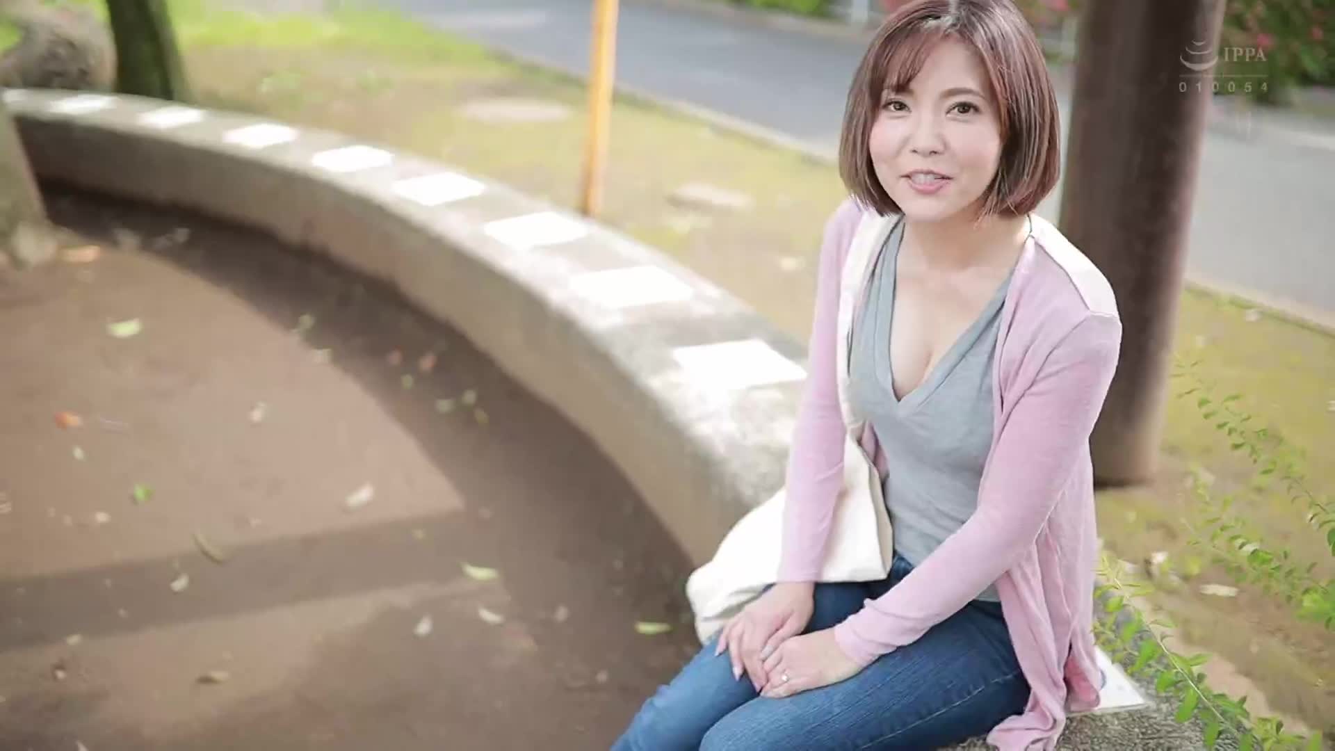 jul00328这位闪闪发光的美女看起来像六个孩子的母亲。 峰田七海 35 岁 AV 首次亮相 ！ .