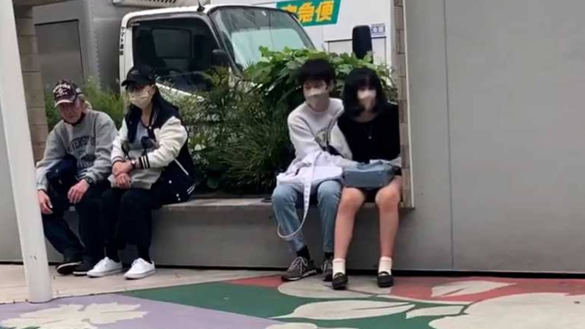 大白天就色色！小情侣车站前「狂摸下体」女娇喘摇头狂喊不要了影片曝光后在网路上引发热议.