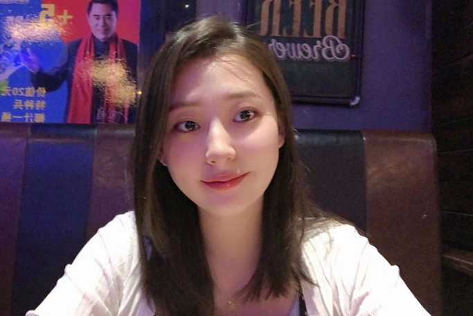 渭南礼服店店长曹芳已婚的少妇，我结婚时候去礼服馆租礼服认识的。