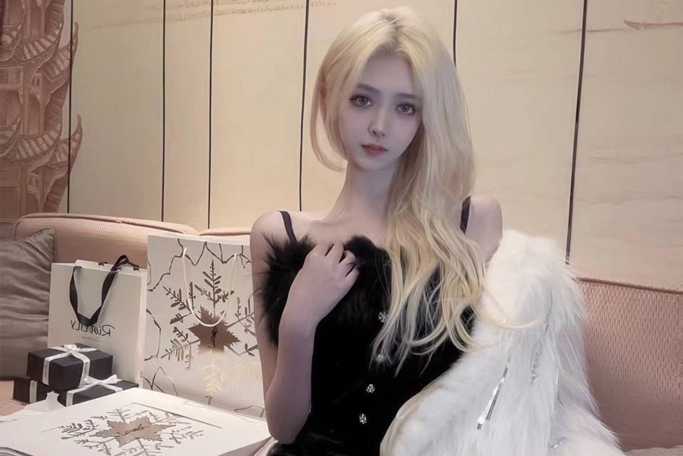 渔网袜美乳萝莉玩3P，同时给两个男人口交