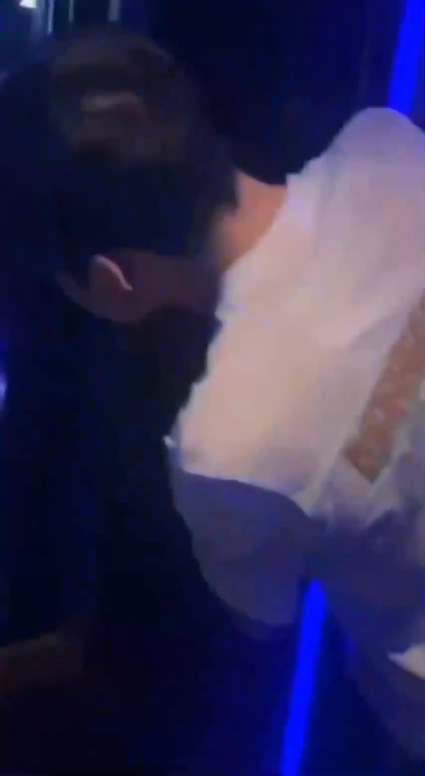 福州魅KTV万象店男子精虫上脑开着门骑乘肥臀骚妇，路人都惊呆了