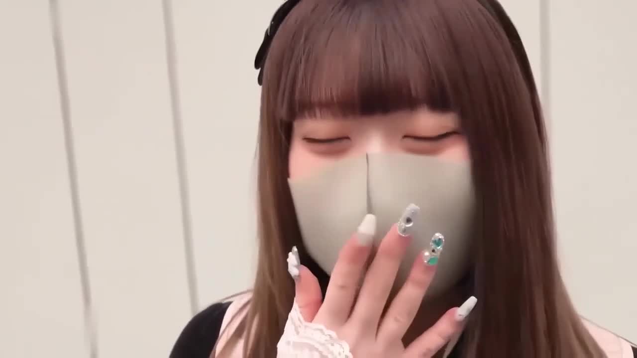 19岁的小绫酱把大叔硬邦邦的小鸡巴舔得湿乎乎的-口交女神大长腿激情少女可爱爆艹
